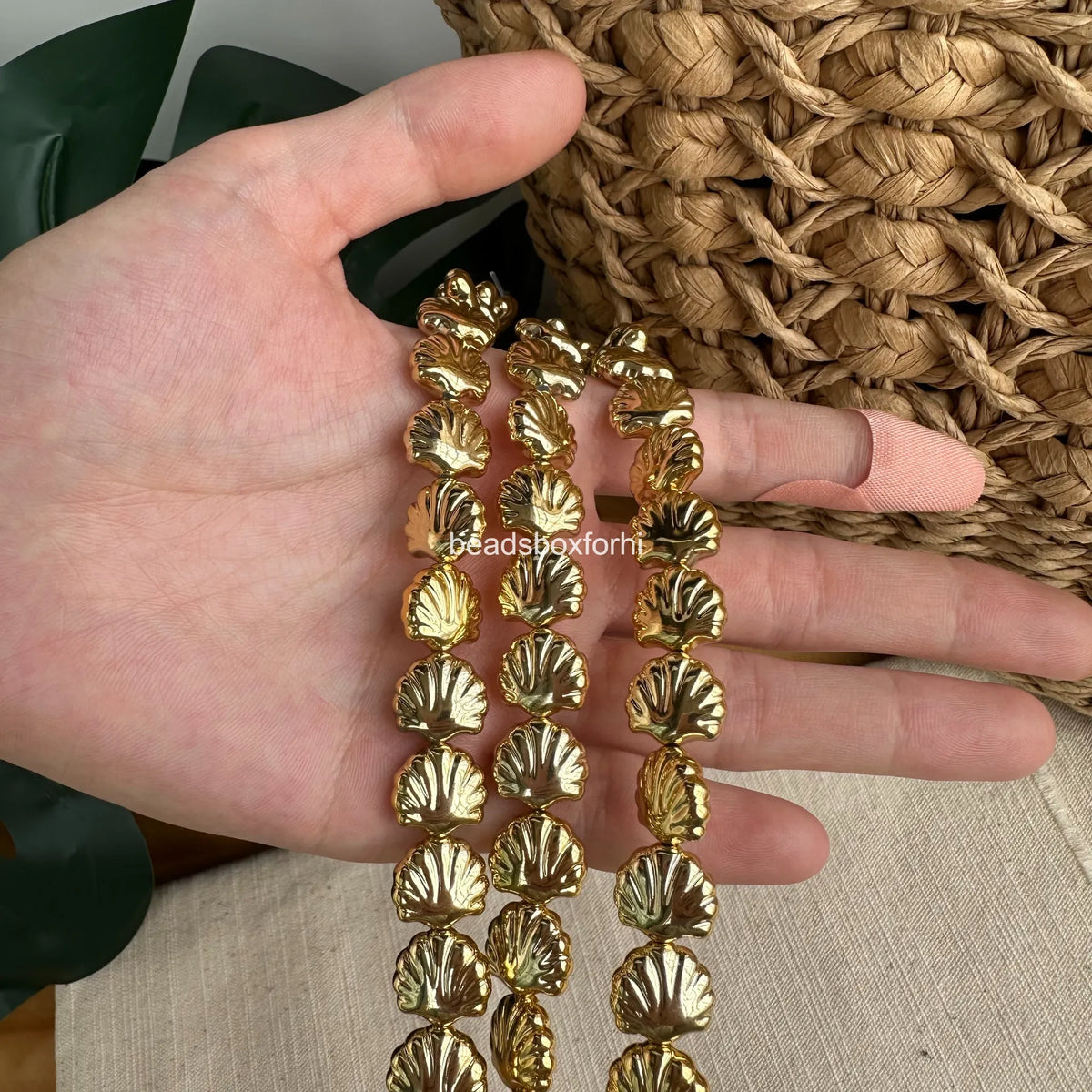 Resin gold shell clam beads