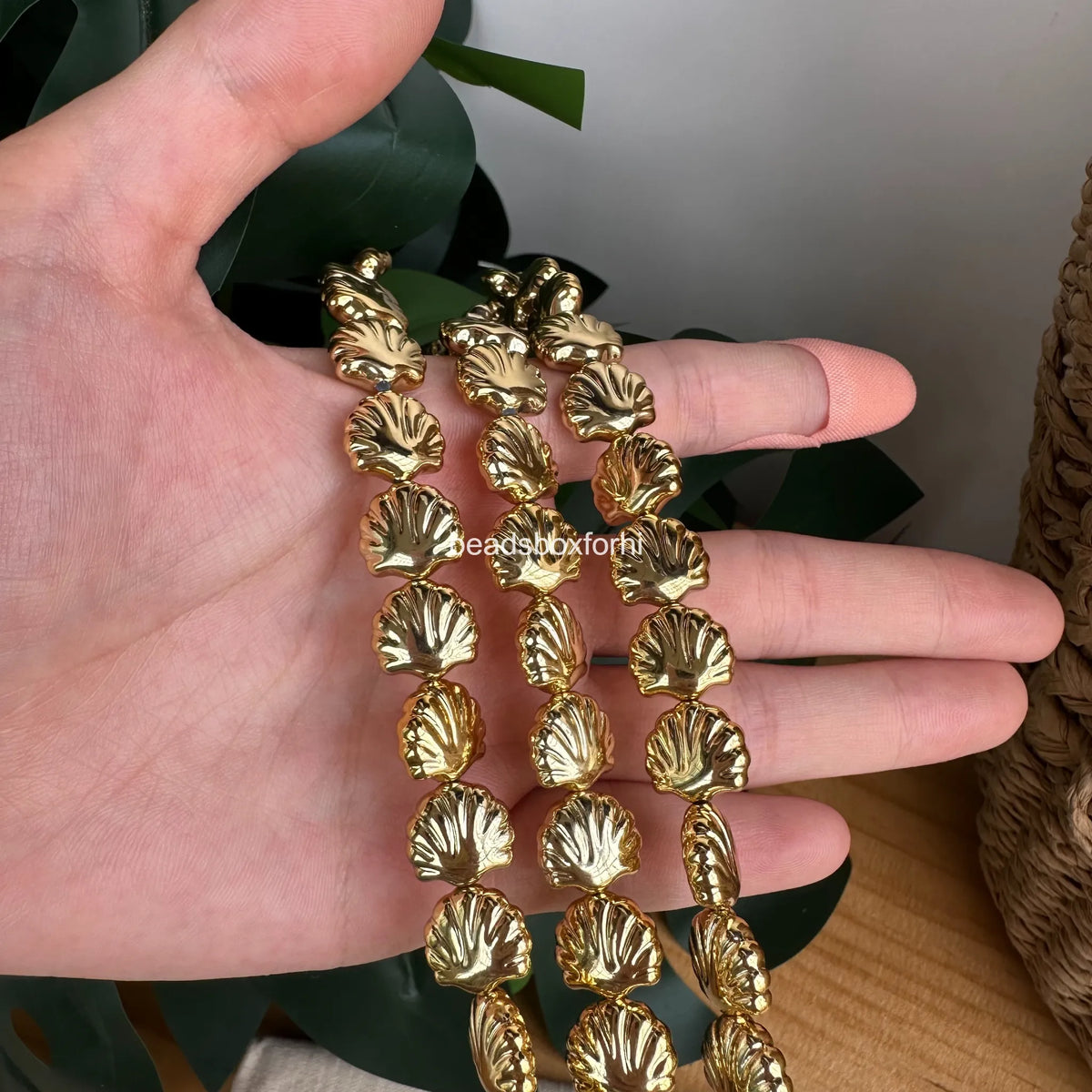 Resin gold shell clam beads